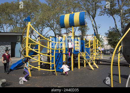 Wikingerschiff Jungle Gym in Leif Erikson Park in Bay Ridge Abschnitt von Brooklyn, New York. Der Bereich hatte viele Norweigen imigrants Gleichzeitig sowie anderen Skandinavischen Bewohner. Stockfoto