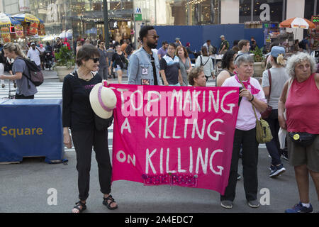 Anti-kriegs-Aktivistinnen in Midtown Rally, dann zu den Vereinten Nationen am Vorabend der Welt Klimawandel Diskussionen März, US-Militär ist der größte Verursacher auf dem Planeten. Mit seinem Netz von Stützpunkten rund um die Welt Es ist der größte Emittent von Kohlendioxid und der weltweit größte institutionelle Anwender von Erdöl. Stockfoto