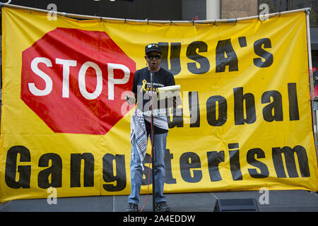 Anti-kriegs-Aktivistinnen in Midtown Rally, dann zu den Vereinten Nationen am Vorabend der Welt Klimawandel Diskussionen März, US-Militär ist der größte Verursacher auf dem Planeten. Mit seinem Netz von Stützpunkten rund um die Welt Es ist der größte Emittent von Kohlendioxid und der weltweit größte institutionelle Anwender von Erdöl. Stockfoto