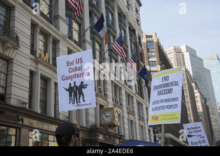 Anti-kriegs-Aktivistinnen in Midtown Rally, dann zu den Vereinten Nationen am Vorabend der Welt Klimawandel Diskussionen März, US-Militär ist der größte Verursacher auf dem Planeten. Mit seinem Netz von Stützpunkten rund um die Welt Es ist der größte Emittent von Kohlendioxid und der weltweit größte institutionelle Anwender von Erdöl. Stockfoto