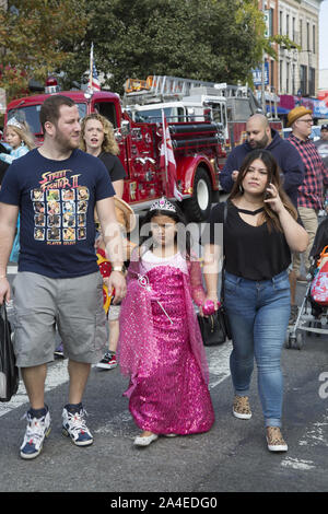 Jährliche Ragamuffin-Parade an der 3rd Avenue in Bay Ridge, Brooklyn, New York City. Stockfoto