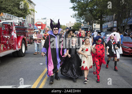 Jährliche Ragamuffin-Parade an der 3rd Avenue in Bay Ridge, Brooklyn, New York City. Stockfoto