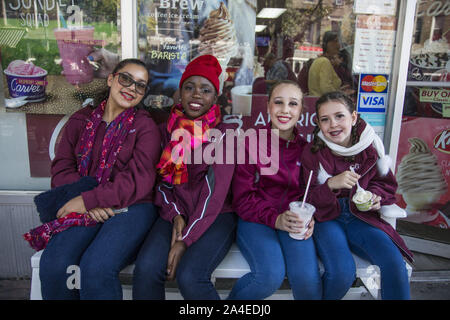 Jährliche Ragamuffin-Parade an der 3rd Avenue in Bay Ridge, Brooklyn, New York City. Stockfoto