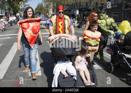 Jährliche Ragamuffin-Parade an der 3rd Avenue in Bay Ridge, Brooklyn, New York City. Stockfoto