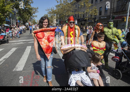 Jährliche Ragamuffin-Parade an der 3rd Avenue in Bay Ridge, Brooklyn, New York City. Stockfoto