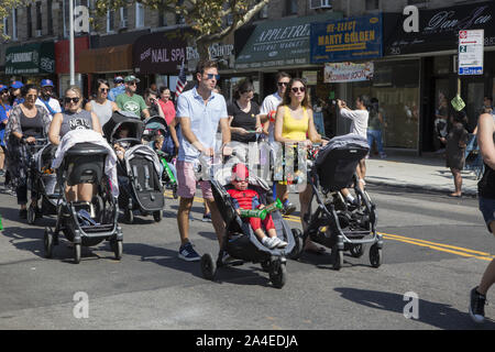 Jährliche Ragamuffin-Parade an der 3rd Avenue in Bay Ridge, Brooklyn, New York City. Stockfoto