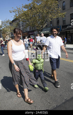 Jährliche Ragamuffin-Parade an der 3rd Avenue in Bay Ridge, Brooklyn, New York City. Stockfoto