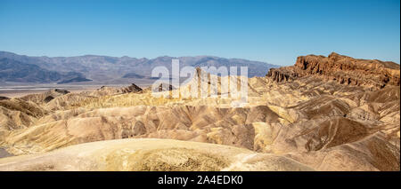 Erodieren vulkanischer Asche und Schlamm Hügel, Badlands, am Zabriskie Point, Death Valley National Park, Kalifornien, USA Stockfoto