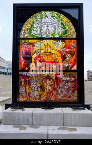 Spiele der Throne Tribut Stain Glass Fenster entwickeln durch die Stadt Belfast. Waterfront Hall - Haus Lannister Fenster Stockfoto