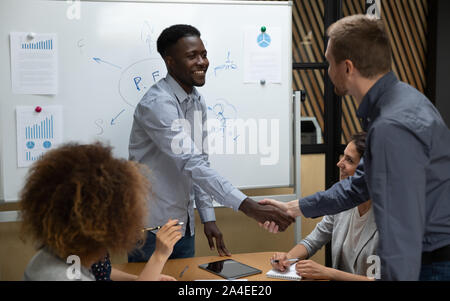 Afrikanische und kaukasische Unternehmer Begrüßung Hände schütteln Stockfoto