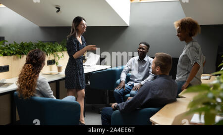 Diverse Mitarbeiter hören Rede von asiatischen Ethnie mate Stockfoto