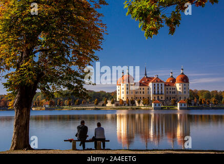 14. Oktober 2019, Sachsen, Moritzburg: Schloss Moritzburg, das ehemalige Jagdschloss der Wettiner, im Wasser der Schlossteich wider. Mit Temperaturen von 25 Grad und Sonnenschein im Herbst Wetter in Sachsen seine schönen Seite zeigt. Foto: Jens Büttner/dpa-Zentralbild/ZB Stockfoto