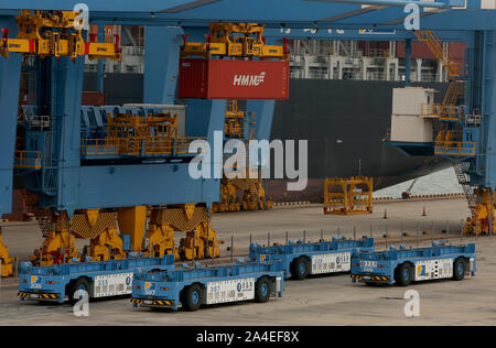 Autopilot Lkw, geführt durch künstliche Intelligenz, Transportbehälter - durch automatisierte Portalkrane entladen - automatisierte Containerbrücken für Lieferung in bestimmten Bereichen an der Qingdao Neue Qianwan Automatische Container Terminal in Qingdao, Provinz Shandong, Montag, 14. Oktober 2019. Qingdao ist die Heimat in Asien der erste vollautomatische Port, eine Änderung, die geeignet ist, die global shipping Business zu revolutionieren. China betreibt derzeit sieben der größten Containerhäfen der Welt mit Qingdao port Ranking achten in der Welt. Foto von Stephen Rasierer/UPI Stockfoto