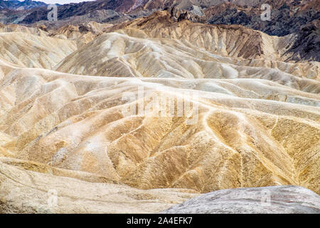 Erodieren vulkanischer Asche und Schlamm Hügel, Badlands, am Zabriskie Point, Death Valley National Park, Kalifornien, USA Stockfoto