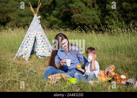 Mutter und Sohn essen im Park Picknick in der Natur Familie Stockfoto