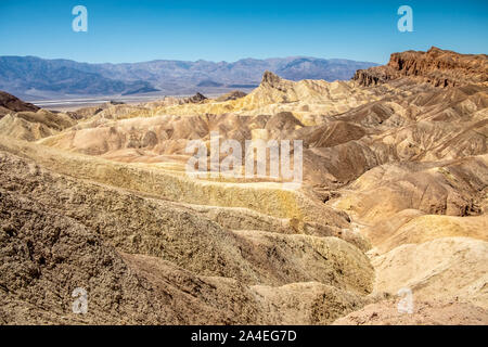 Erodieren vulkanischer Asche und Schlamm Hügel, Badlands, am Zabriskie Point, Death Valley National Park, Kalifornien, USA Stockfoto