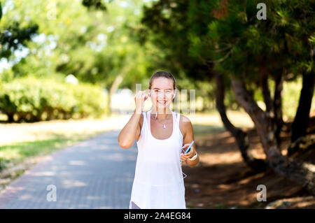 Läuft Frau im Park im Sommer Training. Asiatische Sport Fitness Modell in sportliche Kleidung ausgeführt. Stockfoto