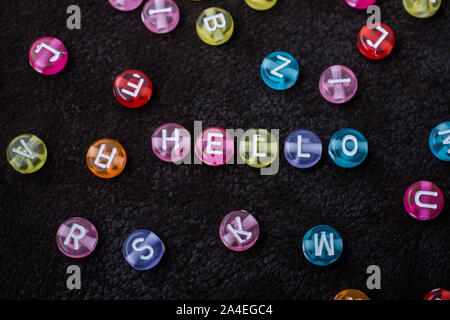 Hallo Formulierung mit Multi Color Buchstaben Perlen gebildet Stockfoto