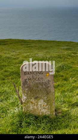 Traditionelle Stein Wegweiser, die die Richtung zu tanzen Felsvorsprung in der Nähe von Langton Matravers, Dorset, Großbritannien Stockfoto