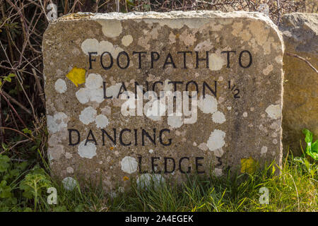 Traditionelle Stein Wegweiser, die die Richtung zu tanzen Felsvorsprung in der Nähe von Langton Matravers, Dorset, Großbritannien Stockfoto