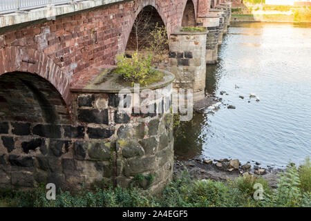 Trier, Deutschland. Die romerbrucke (Römische Brücke), eine alte Brücke über die Mosel aus dem Römischen Reich. Älteste erhaltene Brücke in Deutschland Stockfoto