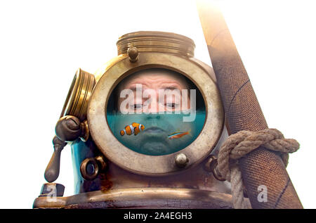 Porträt des Menschen in alten Taucheranzug und Helm unter Wasser. Lustige Taucher in retro Ausstattung mit Wasser und Fisch in seinem Helm. Stockfoto