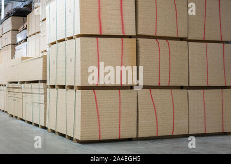 Lager Baum. Paletten mit Holz- Platten in einem Lager oder in einem Hangar. Schnittholz Produktion. Stockfoto