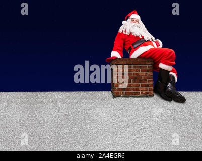 Santa Claus sitzt auf dem Schornstein an einem verschneiten Dach von Haus, Hintergrund von dunklem Blau mit Sternen. Stockfoto