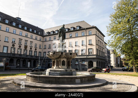 Trier, Deutschland. Die Baldwin Brunnen (Balduinbrunnen), ein Denkmal für Balduin von Luxemburg, Archbishop-Elector Trier gewidmet Stockfoto