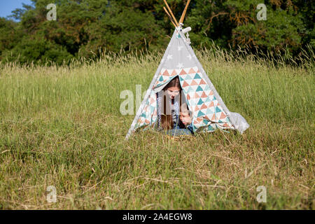 Mutter und Sohn essen im Park Picknick in der Natur Familie Stockfoto