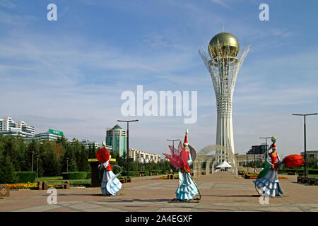 Nur-Sultan, Kasachstan - 25. August 2019: Die cityscpae von Nur-Sultan, Kasachstan, an einem sonnigen Tag mit dem berühmten bayterek Tower in der Mitte. Stockfoto