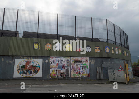 Die Linie entlang Cupar Weg in Belfast. Stockfoto