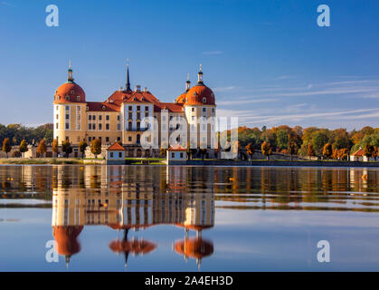 14. Oktober 2019, Sachsen, Moritzburg: Schloss Moritzburg, das ehemalige Jagdschloss der Wettiner, im Wasser der Schlossteich wider. Mit Temperaturen von 25 Grad und Sonnenschein im Herbst Wetter in Sachsen seine schönen Seite zeigt. Foto: Jens Büttner/dpa-Zentralbild/ZB Stockfoto