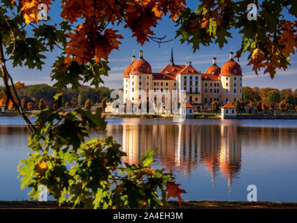 14. Oktober 2019, Sachsen, Moritzburg: Schloss Moritzburg, das ehemalige Jagdschloss der Wettiner, im Wasser der Schlossteich wider. Mit Temperaturen von 25 Grad und Sonnenschein im Herbst Wetter in Sachsen seine schönen Seite zeigt. Foto: Jens Büttner/dpa-Zentralbild/ZB Stockfoto