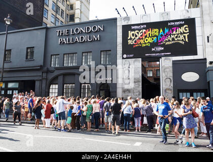 London Palladium, Stage Door, Joseph und das erstaunliche Technicolor Dreamcoat, Fans warten Jason Donovan zu sehen. (Jason Donovan siehe Bild 2 A4 EH2 G Stockfoto