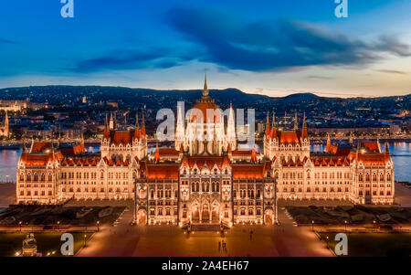 Budapester Parlament, alte historische Gebäude im Sonnenuntergang. Stockfoto