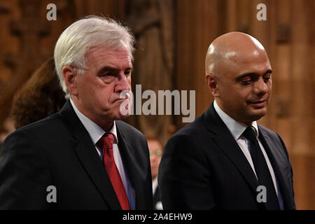 Schatzkanzler Sajid Javid (rechts) und Schatzkanzler John McDonnell in die zentrale Lobby wie Sie zurück ins Unterhaus Spaziergang nach der Königin Rede während der Zeremonie in London. Stockfoto