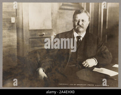 Theodore Roosevelt, Sitz, lehnte sich auf Schreibtisch, Vorderseite Stockfoto