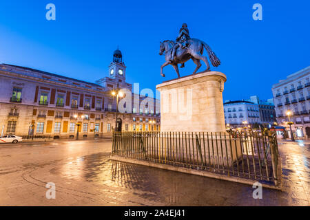 Madrid, Spanien, an der Puerta del Sol in der Nacht. Stockfoto