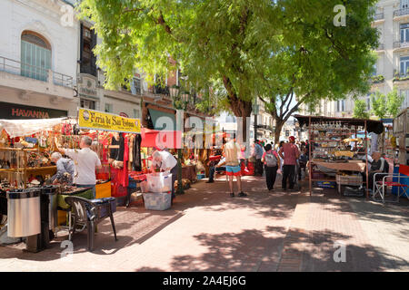 Einige Stände einrichten in San Telmo Street Market, Plaza Dorrego, Stadtteil San Telmo, Buenos Aires, Argentinien. Stockfoto