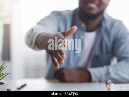 HR Manager zur Verlängerung der Hand für Handshake nach dem erfolgreichen Vorstellungsgespräch Stockfoto