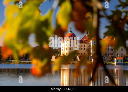 Moritzburg, Deutschland. 14 Okt, 2019. Schloss Moritzburg, das ehemalige Jagdschloss der Wettiner, im Wasser der Schlossteich wider. Mit Temperaturen von 25 Grad und Sonnenschein im Herbst Wetter in Sachsen seine schönen Seite zeigt. Credit: Jens Büttner/dpa-Zentralbild/ZB/dpa/Alamy leben Nachrichten Stockfoto