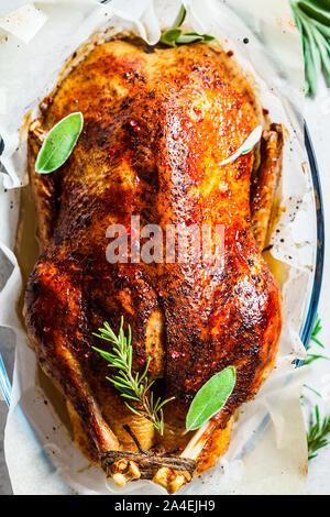 Weihnachten gebackene Ente mit Kräutern und Gewürzen in der auflaufform. Stockfoto