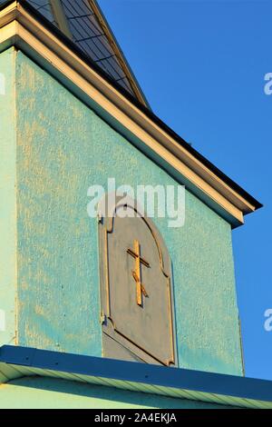 Fassade der Orthodoxen Kirche mit kleinen gewölbten Türen Stockfoto