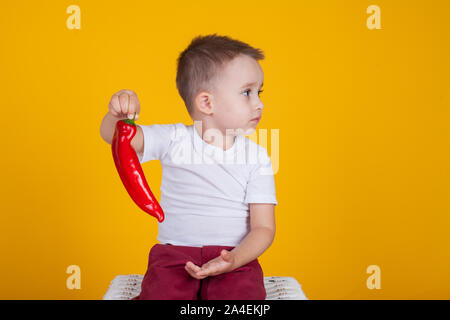 Schönen Knaben hält in seinen Händen hot pepper Stockfoto