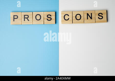 'Pros und Cons Wort' in den Holzklotz auf Duo Farbe Hintergrund Stockfoto