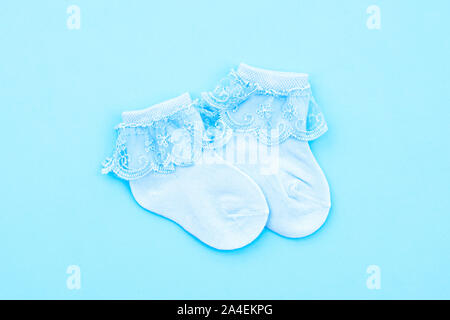 Paar blauen Cute Baby Socken auf blauem Hintergrund. Baby Accessoires. Flach. Stockfoto