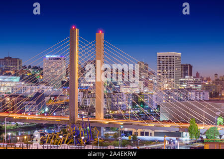 Tacoma, Washington, USA Stadtbild mit East 21st Street Bridge bei Nacht. Stockfoto