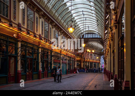 London, Großbritannien - 07 September, 2019: Name über Geschäfte und Cafés in der Spielhalle von Leadenhall Market, beliebten Markt in London, im 19 ce gebaut wurde Stockfoto