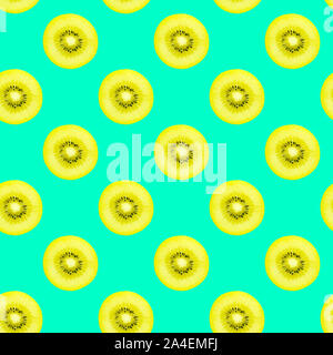 Kreative nahtlose Muster von Neon Gelb kiwi Slice mit Samen auf cyan Türkis Farbe Hintergrund im Pop-Art-Stil. Fotografie lebensmittel obst Collage Stockfoto